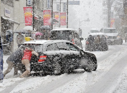 Inspectoratul Naţional de Patrulare atenţionează participanţii la traficul rutier să ţină cont de avertizările meteo şi să nu pornească la drumuri lungi, dacă nu există necesitate.