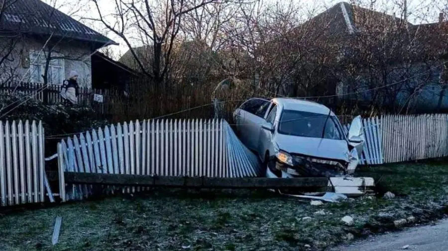 Accident la Sângerei: Un șofer a ajuns cu mașina în gardul unei gospodării.