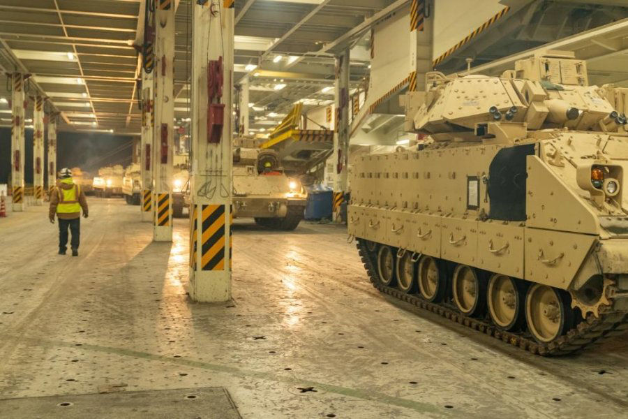 На прошлой неделе более 60 БМП загрузили на корабль в штате Южная Каролина.
