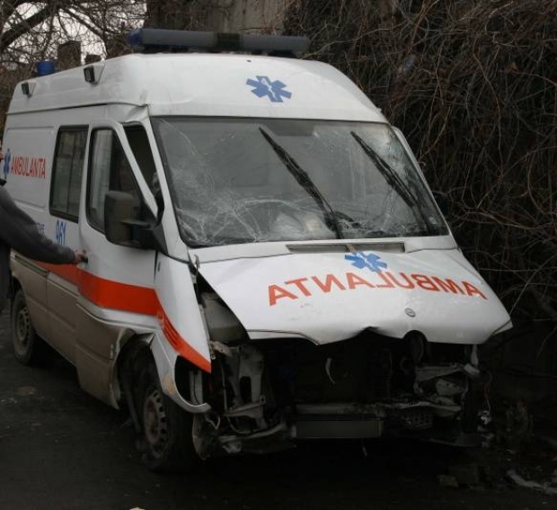 Şoferul care se face vinovat de accident riscă o amendă de 1.000 lei şi 6 puncte de penalizare.