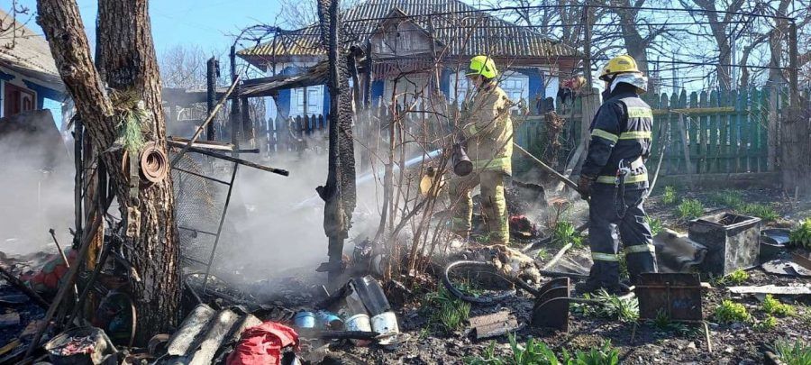 При пожарке в Сорокском районе пожарные вынесли из загоревшейся пристройки 3 газовых баллона.