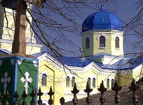 De vina ar fi faptul ca biserica este foarte veche, enoriasii insa spun ca ar putea fi vreun semn de la Dumnezeu. Foto: protv.md
