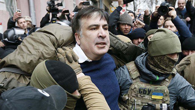 В квартире Саакашвили прошли обыски из-за подозрения в финансировании протестных акций.