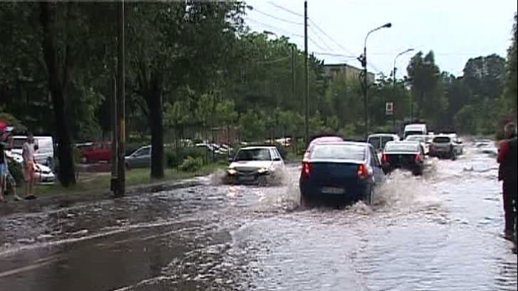 O ţeavă magistrală prin care este livrată apa locuitorilor din capitală s-a spart în această dimineaţă.