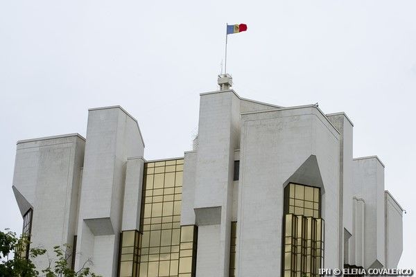 Deși de reparația clădirii Președinției este responsabilă Cancelaria de Stat, președintele Igor Dodon a anunțat că va găsi surse extrabugetare în acest sens și a dispus să fie făcută, până la finele lunii februarie.