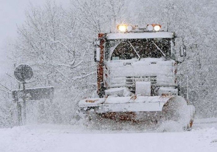 Ninsoarea de noaptea trecută i-a pus la treabă pe drumari. Foto: autoblog.md
