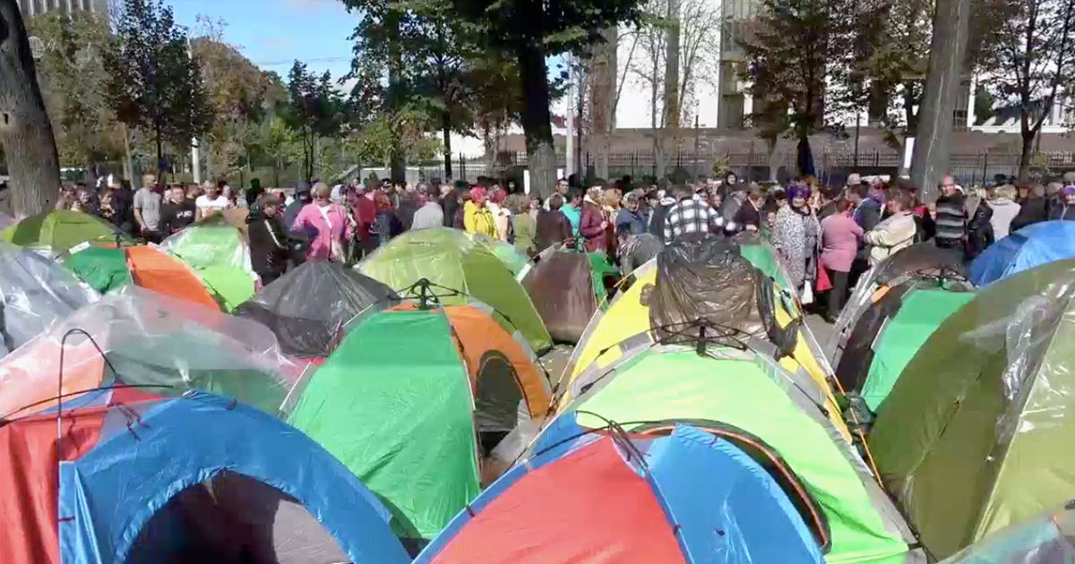 Заседание парламента проходит на фоне протеста.
