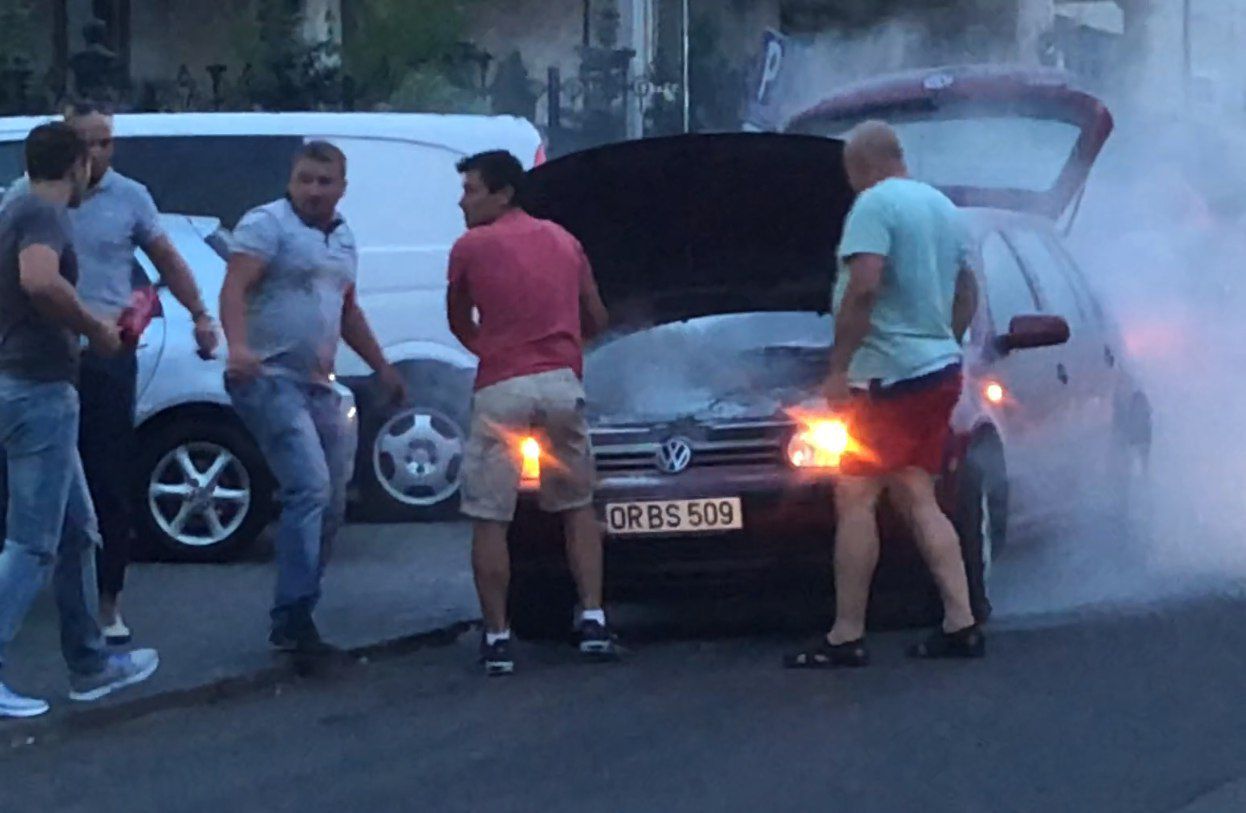 В Кишиневе на улице Тестемицану загорелся автомобиль.