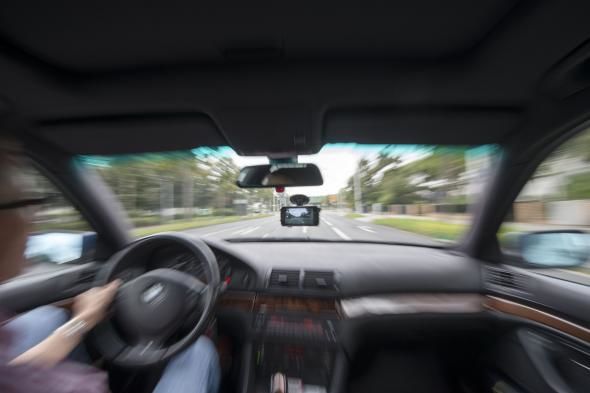 Tras pe sfoară!  S-a prefăcut că îi e rău și a lăsat un bărbat fără mașină. Foto: Digi24