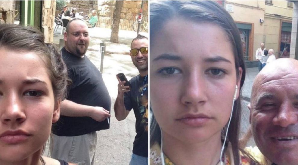 O tânără a făcut selfie-uri cu bărbaţii care au hărţuit-o pe stradă. 