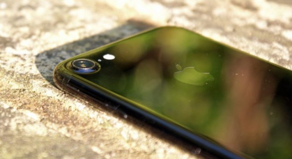 Viitorul iPhone 8 ar putea avea spate de sticlă.