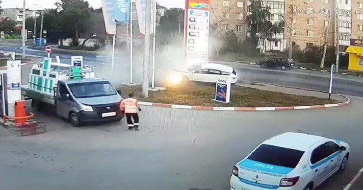 Момент смертельного ДТП на АЗС в Самаре попал на видео.