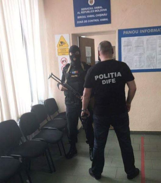 Afacerea cu colete poștale a unor angajați vamali a prejudiciat statul cu 5 mln de lei. 
