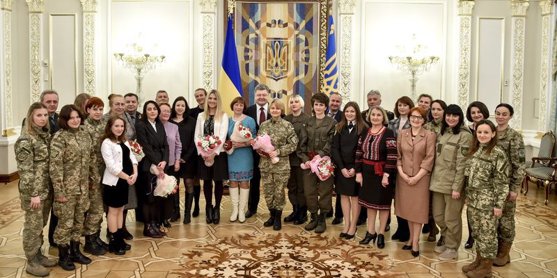 Порошенко вручал награды выдающимся женщинам Украины.