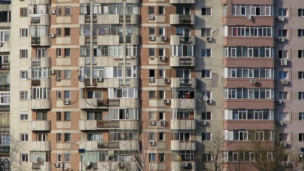 Un copil de doar doi ani a scăpat ca prin minune după ce a căzut de la etajul cinci. Foto: pixabay.com