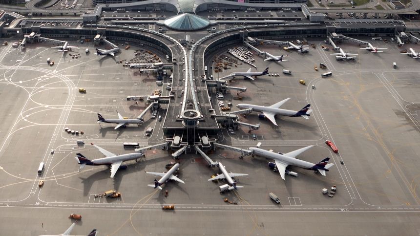 Летевший из Германии Boeing 737 сел в Шереметьево с неисправностями в гидросистеме.