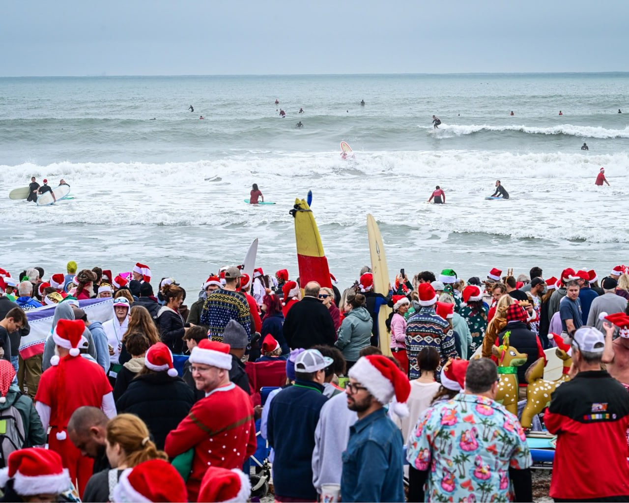 Sute de Moși Crăciuni au făcut surfing în Florida.