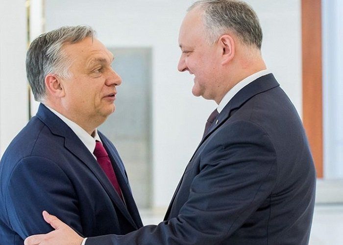 Премьер-министр Венгрии поблагодарил Додона за поддержку закона.