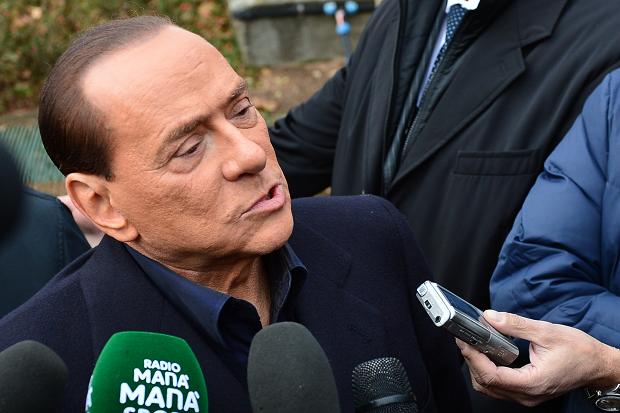 Berlusconi a fost acuzat în mai multe rânduri de către adversarii săi politici că ar fi «cumpărat» voturi sau aleşi, dar este pentru prima dată când este anchetat în mod oficial într-un caz concret de corupere a unui politician. 