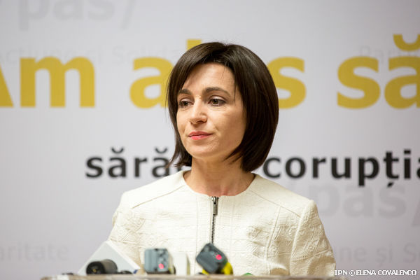 Санду написала, что с грустью наблюдала за людьми, в основном, старыми, пришедшими на протест.