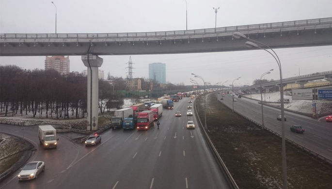 На севере Москвы в районе Ленинградского шоссе образовалась огромная пробка.