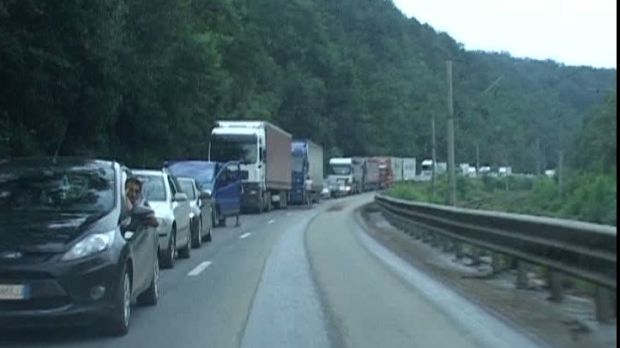 На румынской границе выстроились огромные очереди из грузовиков.