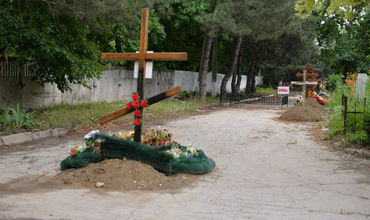 Morți îngropați în asfalt în cimitirele din Chişinău.