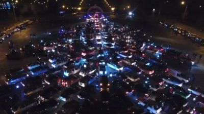 Ucraina: Locuitorii au construit din autombile un brad de Crăciun