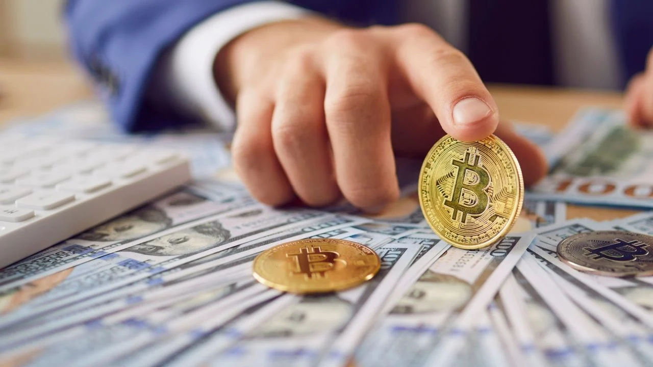 Биткоин упал на 25% с исторического максимума.