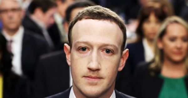 Mark Zuckerberg a fost acuzat că spionează utilizatorii Facebook