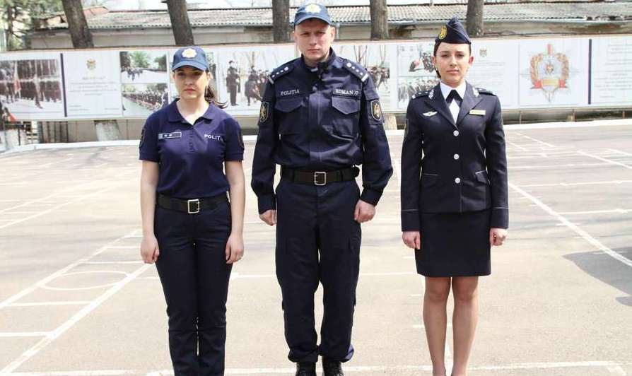 Noua uniformă include trei seturi de bază – de lucru, de iarnă și de gală. 