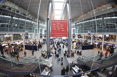 По данным сайта Flightradar24, самолеты продолжают прибывать и отбывать. Фото: severpost.ru