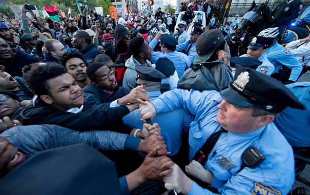 Protestele continuă şi în oraşul Baltimore.