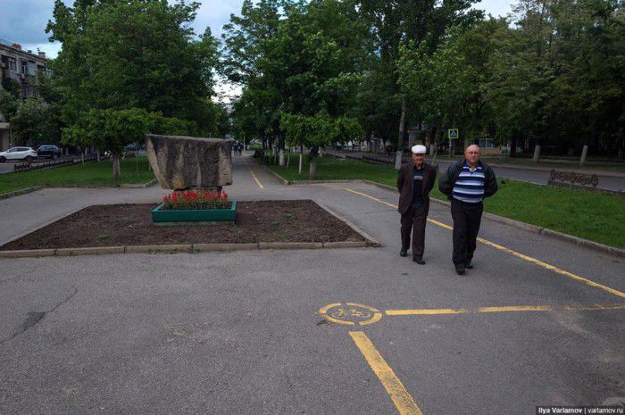 Autorul critică plasarea proastă a acesteia la mijlocul bulevardului, de-a lungul trecerii de pietoni, și pe pod. Foto: Sputnik/ Наталья Селиверстова
