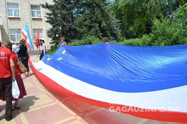 Митингующие пришли на митинг с флагами Гагаузии, Молдовы и транспарантами с надписями «Мы за Таможенный союз»