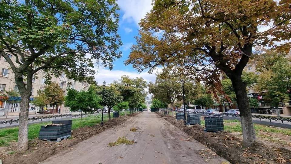 Работы по модернизации аллеи на бульваре Григоре Виеру в полном разгаре.