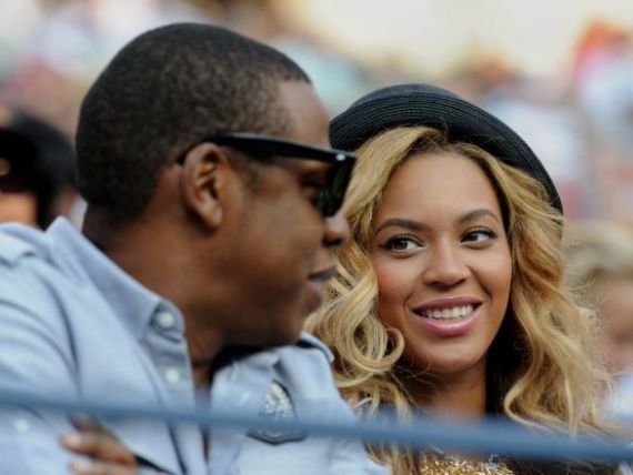 Cântăreţii americani Beyonce şi Jay-Z ocupă prima poziţie în topul celor mai bine plătite cupluri de vedete din lume.
