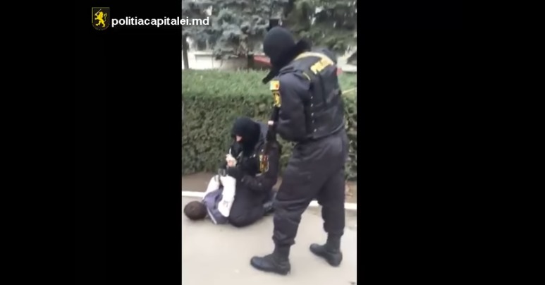 Если его вина будет доказана, ему грозит наказание в виде тюремного заключения на срок от 8 до 10 лет.