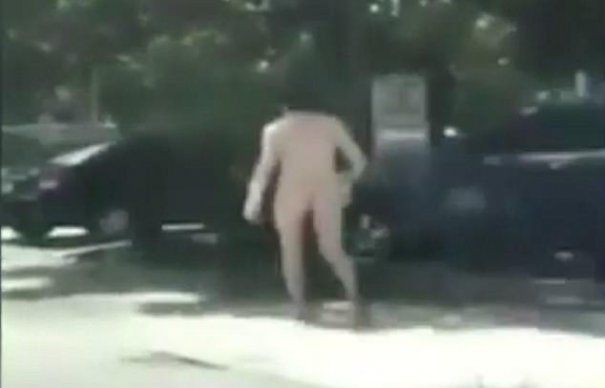 Un hoț a spart o bancă, a fugit gol pe stradă, pentru a-și relansa cariera de actor de comedie. 