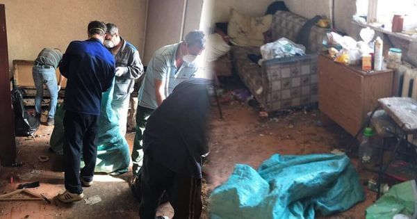 Рабочие эвакуировали из столичной квартиры огромное количество мусора и хлама.