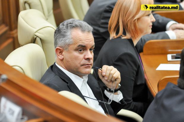 Asta după ce democratul Vlad Plahotniuc a înaintat o iniţiativă privind interzicerea transmiterii pe teritoriul Republicii Moldova a posturilor de televiziune care nu au semnată Convenția Europeană.