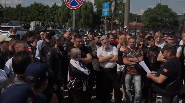 Байкеры провели акцию протеста у ГИП из-за гибели мотоциклиста в аварии.