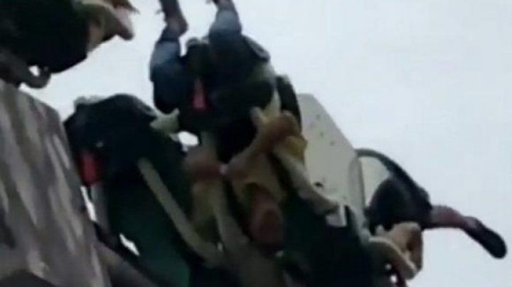Vizitatori rămași blocați cu capul în jos, într-un parc de distracții