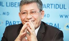 Principalul argument al liberalilor este că „toată lumea trebuie să-și cunoască „eroii”.