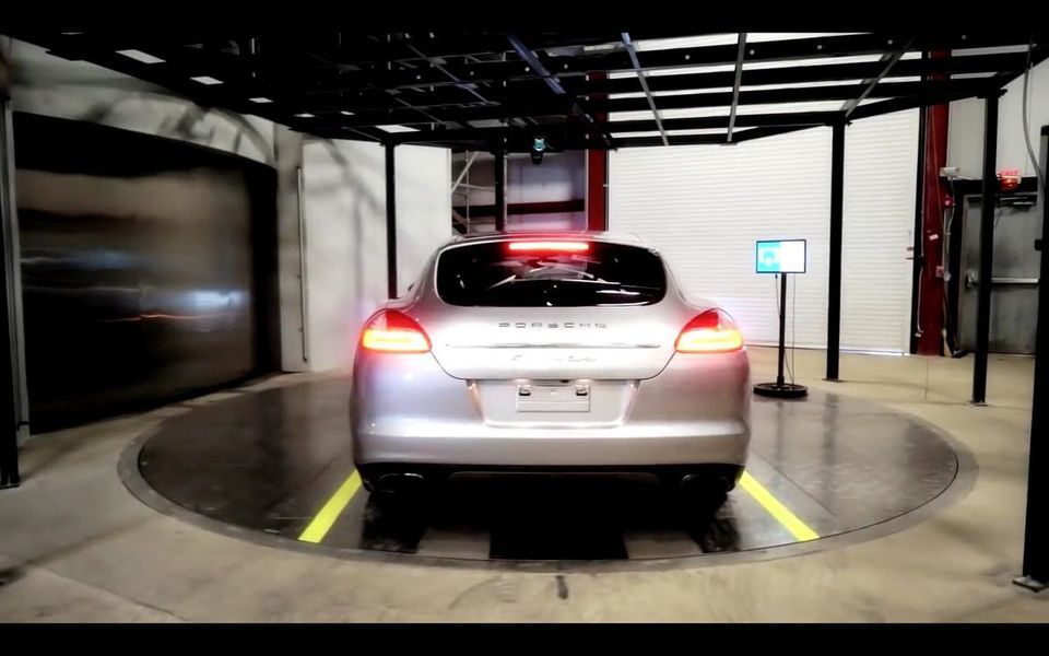 Porsche Design Tower din Florida este garajul de lux făcut să reziste unei furtuni devastatoare.