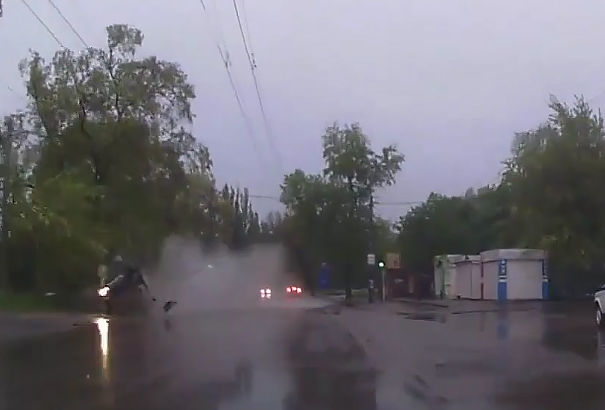 В Кишиневе машина перевернулась, проехав по луже.
