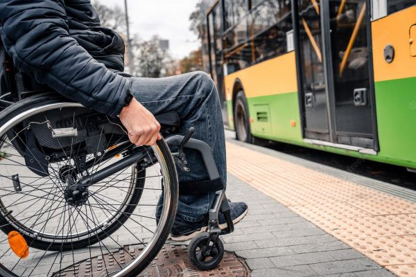Люди с инвалидностью получат компенсацию на проезд на работу в другой город.