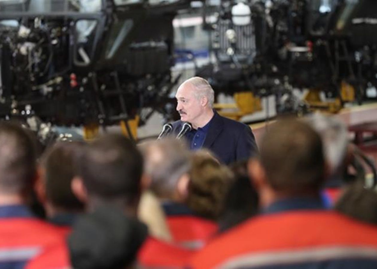 Лукашенко убежден, что белорусы не готовы голосовать на президентских выборах за женщину.