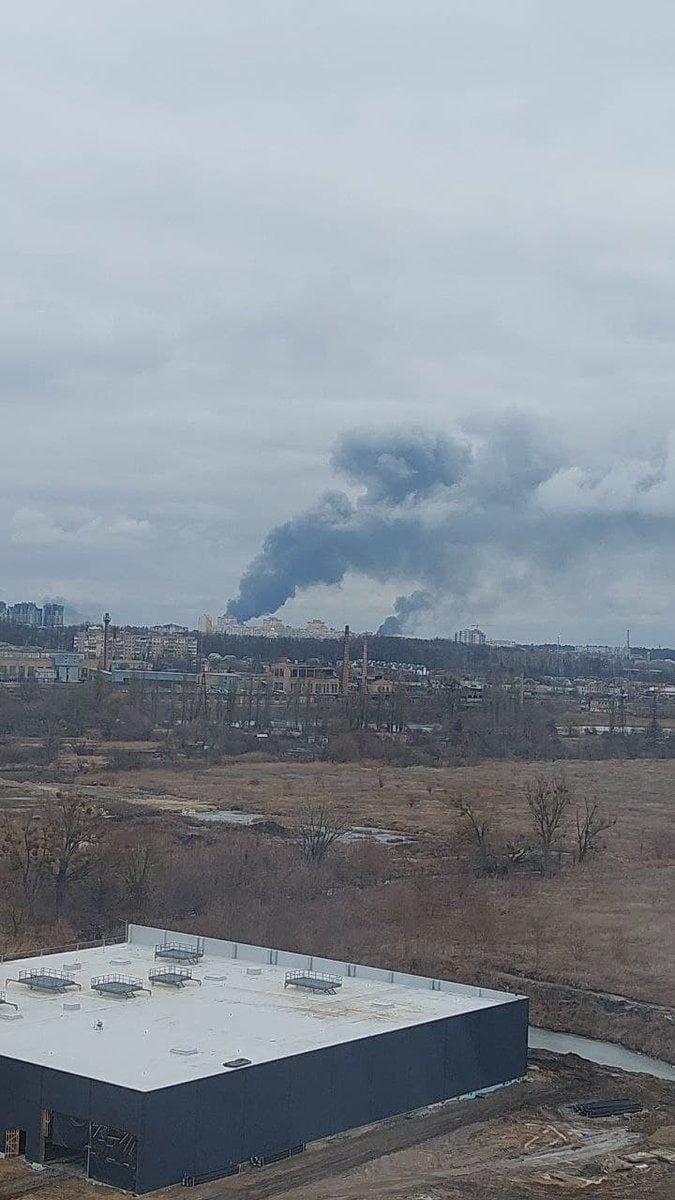 Россия наносит удары крылатыми ракетами по военным объектам под Киевом.