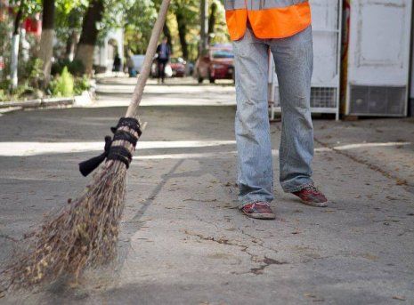 O nouă criză în Chișinău? Capitala riscă să rămână fără măturători. Foto: timpul.md
